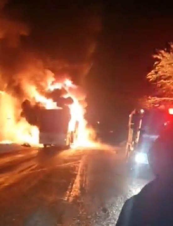 TRABZON'DA POLİSLERİ TAŞIYAN OTOBÜS ALEV ALEV YANDI