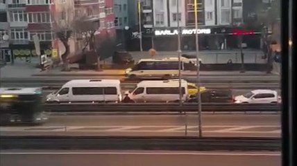 'El işareti' işe yaramadı, 5 araç birbirine girdi