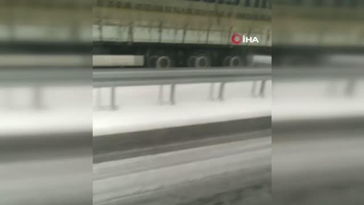 Elazığ'da kar yağışı sonrası araçlar yolda kaldı