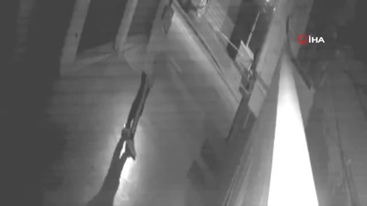 Kedi gibi duvara tırmanan hırsız kameraya böyle...