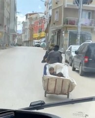 Motosiklete bağladıkları çekçek arabasıyla çocuklarını böyle taşıdılar