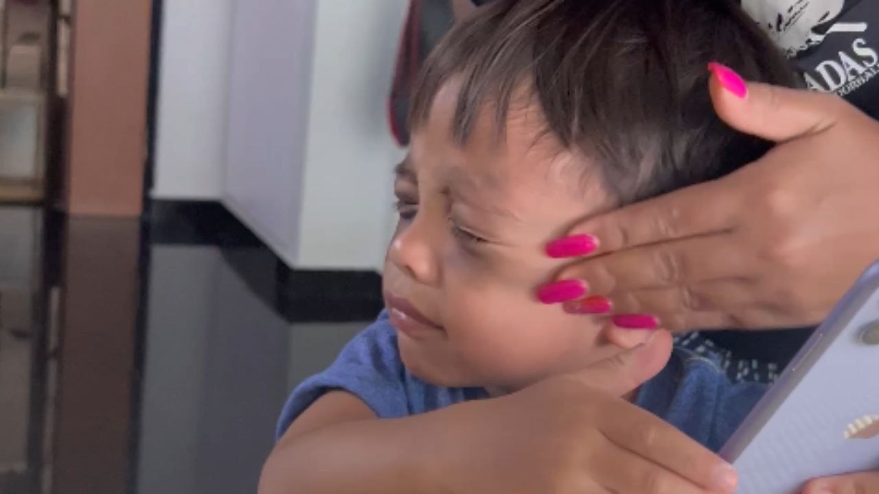 Parents' clever trick to get son off the phone is an eye-ncredible success