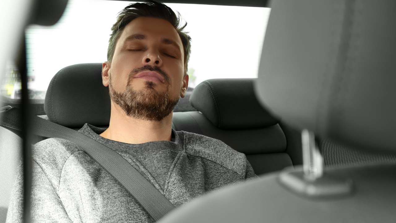 Erhöhtes Unfallrisiko: Schlafende Beifahrer als Gefahr?