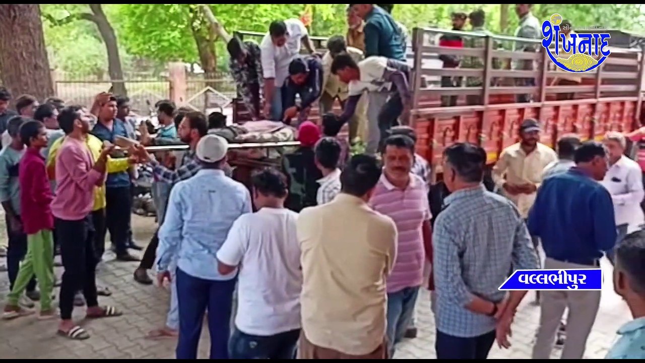 વલ્લભીપુરના મેવાસા ગામ પાસે મોટી દુર્ઘટના, કડબ ભરેલો ટ્રક પલટી ખાઈ જતા છ વ્યક્તિઓના મોત.