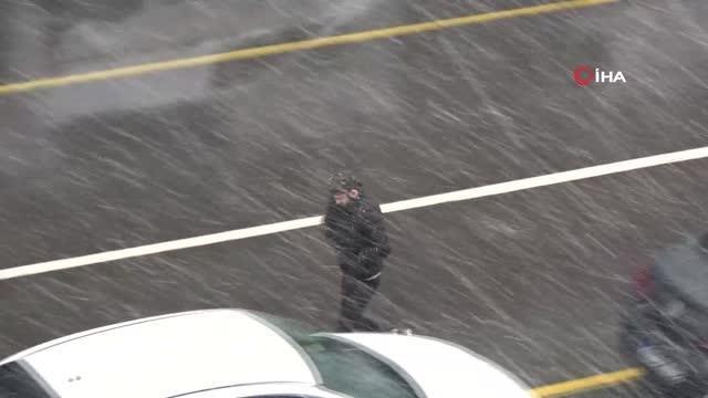 Baharı bekleyen Diyarbakırlı vatandaşlar, kar yağışına hazırlıksız yakalandı