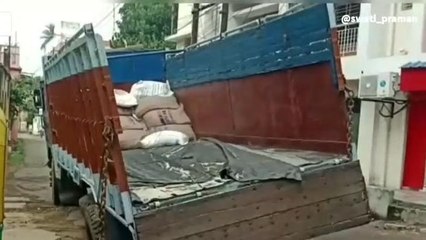 হুগলি: হুলুস্থুল কাণ্ড,শহরের রাস্তায় মাটির নীচে ঢুকে যাচ্ছে চাল বোঝাই লরি