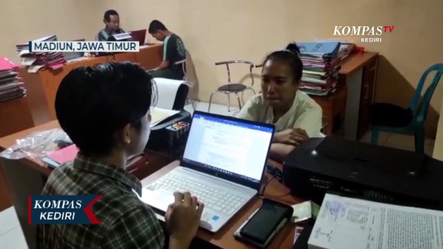 Terekam CCTV! Aksi Sepasang Kekasih Curi Besi Tua