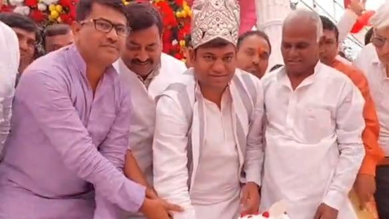 मुजफ्फरपुर: धूमधाम से मुकेश सहनी का मनाया गया जन्‍मदिन, 42 किलो का काटा गया केक