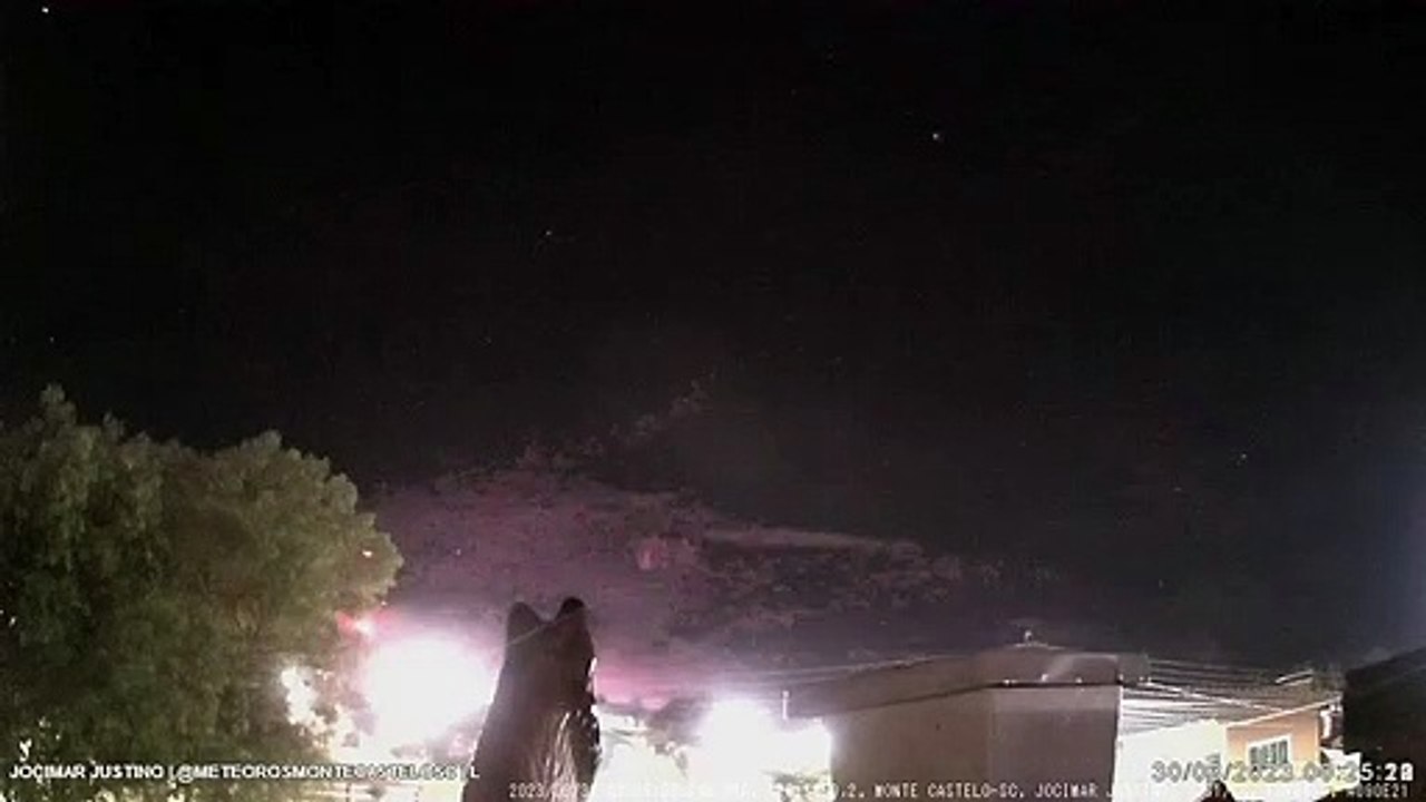 Meteoros e raios vermelhos iluminam céu de SC