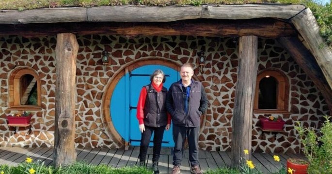 Ce couple a ouvert un gîte dans une maison de hobbit, près du Mont-Saint-Michel