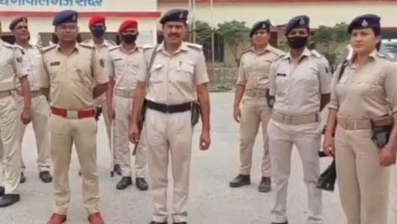 गोपालगंज: एसपी ने लिया स्नातक मतदान केंद्र का ल...