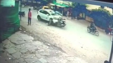 बेकाबू कार ने मचाया मौत का तांडव,खून से सन गयी सड़क