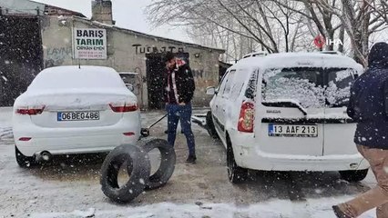 Kışın geri geldiği Bitlis'te lastikçilerin yüzü güldü