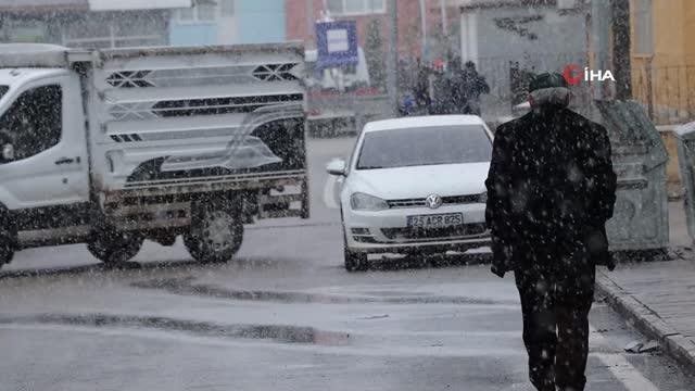 Kar kalınlığı 40 santimetreye ulaştı, köy yolları ulaşıma kapandı