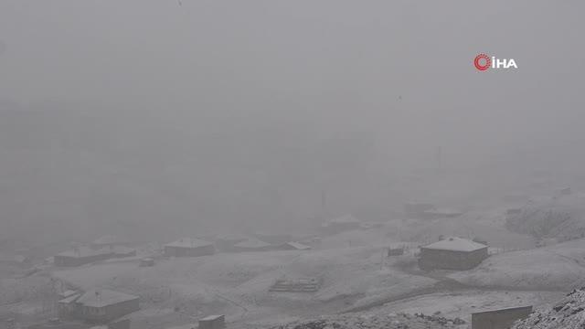 Yüksekova'da kar yağışı ve yoğun sis hayatı olumsuz yönde etkiledi