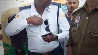 Policeman Driving Without Licence, Public Checked And Cut The Chalan In Kanpur