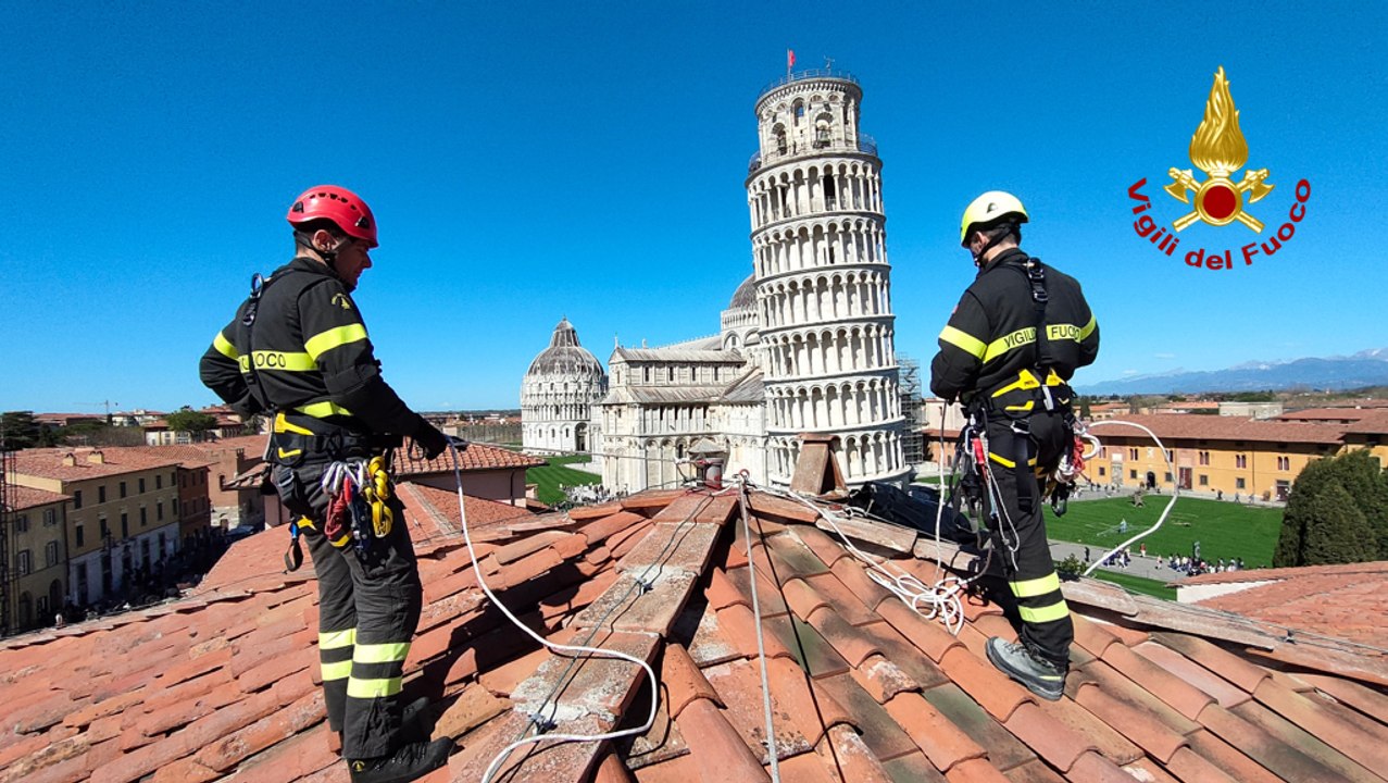 Pisa - Vigili del Fuoco monitorano l'area di Piazza dei Miracoli (31.03.23)