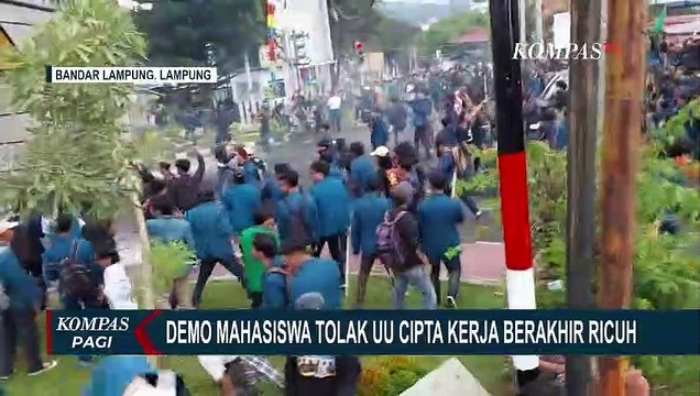 Lakukan Unjuk Rasa, Ribuan Mahasiswa Universitas di Lampung Paksa Masuk Gedung DPRD