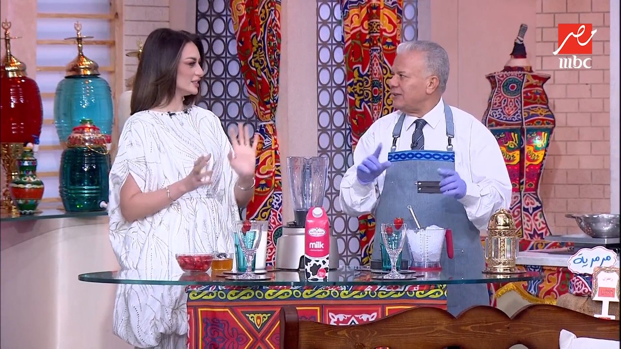 عصير سموزي الفراولة باللبن خالي الدسم مع جرانيتا الفراولة
