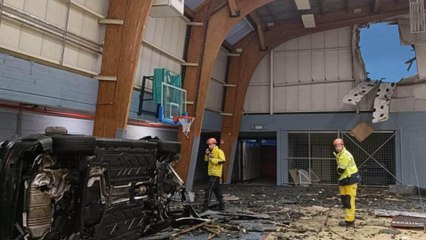 Crash à 200 km/h dans un gymnase : les images surréalistes de l'accident d'un footballeur belge