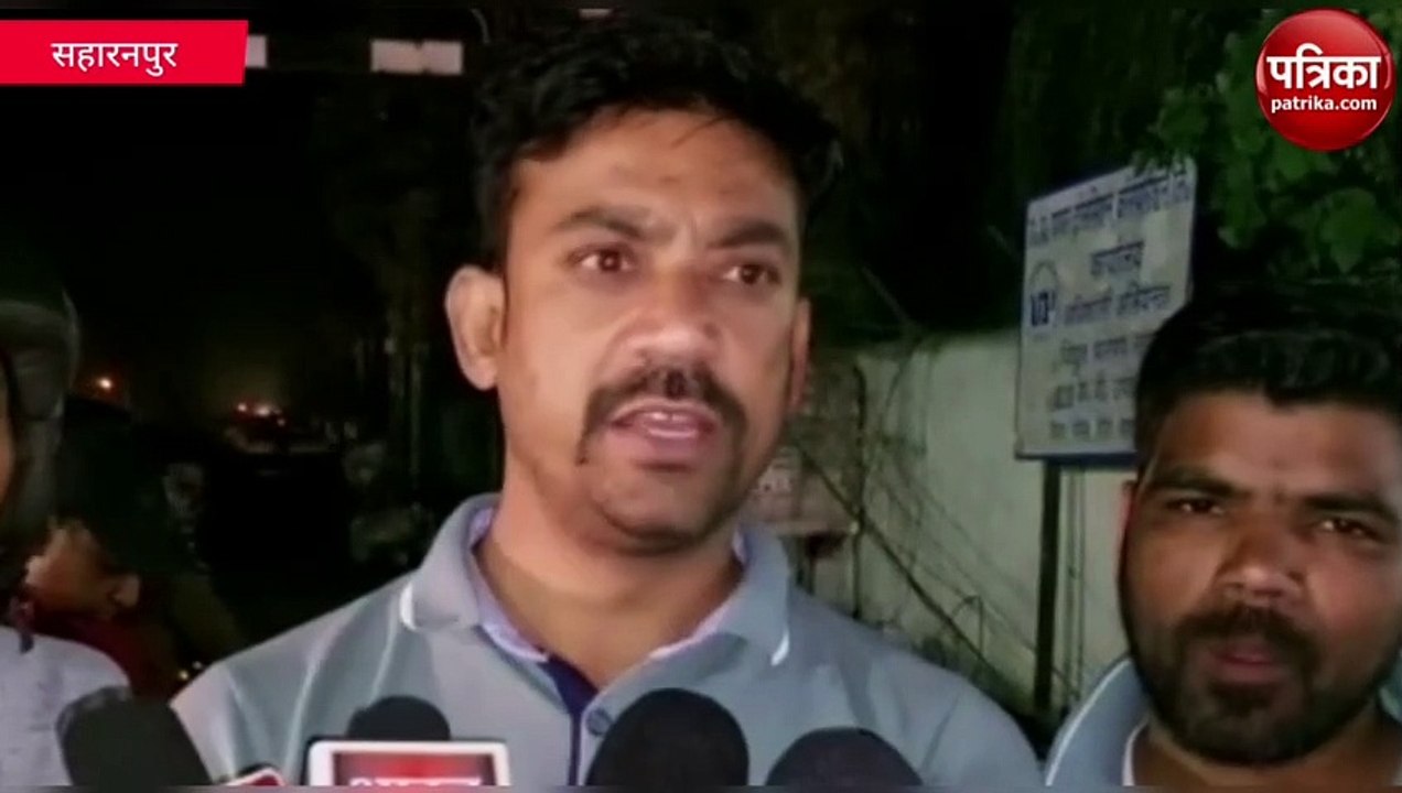 बरसात में पेड़ बिजली लाइन पर गिरा, खंबा के नीचे दबा साइकिल सवार, देखें वीडियो