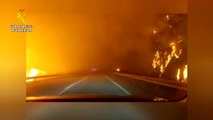 Huir de los incendios de Asturias por carreteras rodeadas de llamas