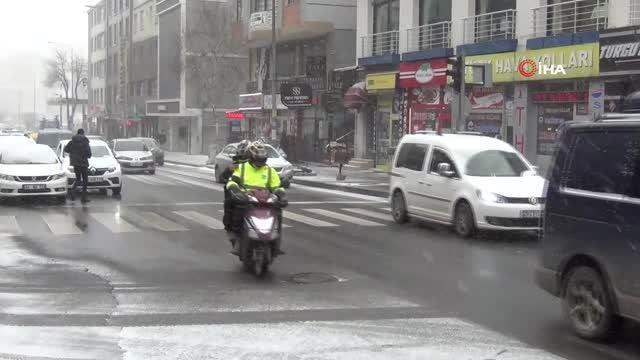 Kars'ta kar yağışı ve tipi etkili oluyor