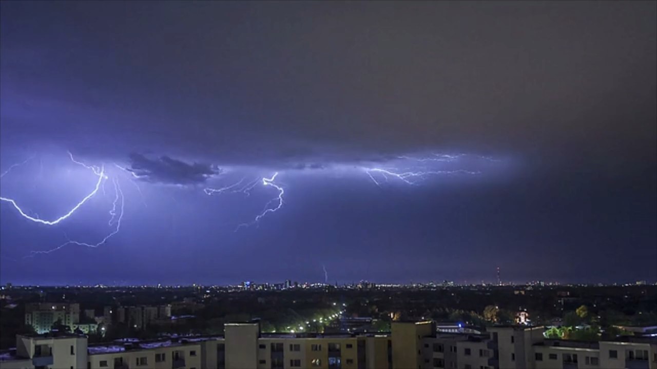In 16 landkreisen: wetterdienst warnt vor extrem-gewittern und orkanböen
