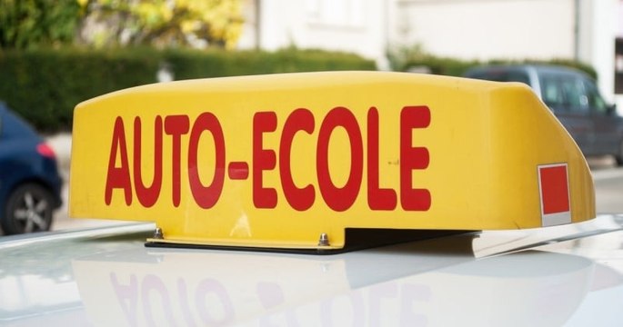 Pendant leurs heures de conduite, les jeunes de cette auto-école transportent des personnes âgées