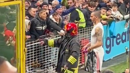 Il bel gesto di Bonucci: regala la maglia a un bambino disabile