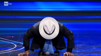Sanremo, Albano fa le flessioni sul palco