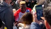 Video, Osimhen va in tribuna ad abbracciare una tifosa colpita dal pallone nel prepartita di Spezia-Napoli