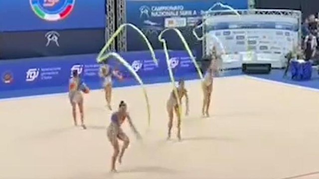 Video Farfalle ginnastica ritmica, prima volta in pedana dall'inizio delle inchieste