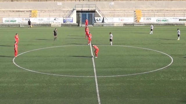 Assurdo! Gol da centrocampo dopo 4 : che magia!