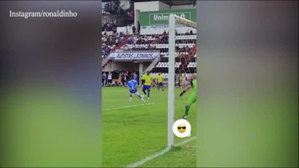 Ronaldinho non cambia mai, gol spettacolare