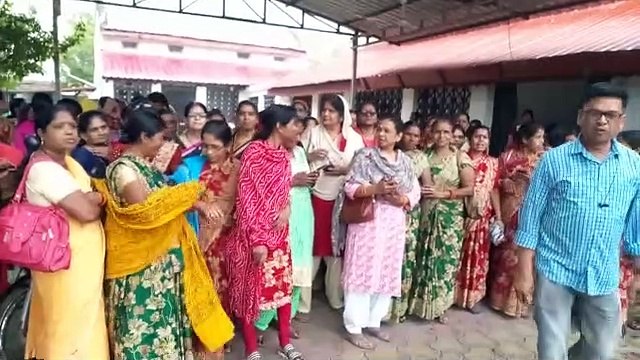 सेवा समाप्त करने के विरोध में आंगनबाड़ी कार्यकर्ताओं ने किया प्रदर्शन