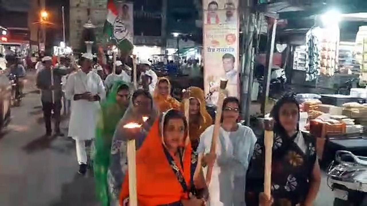 कांग्रेसियों ने शहर में निकाली मशाल जुलूस