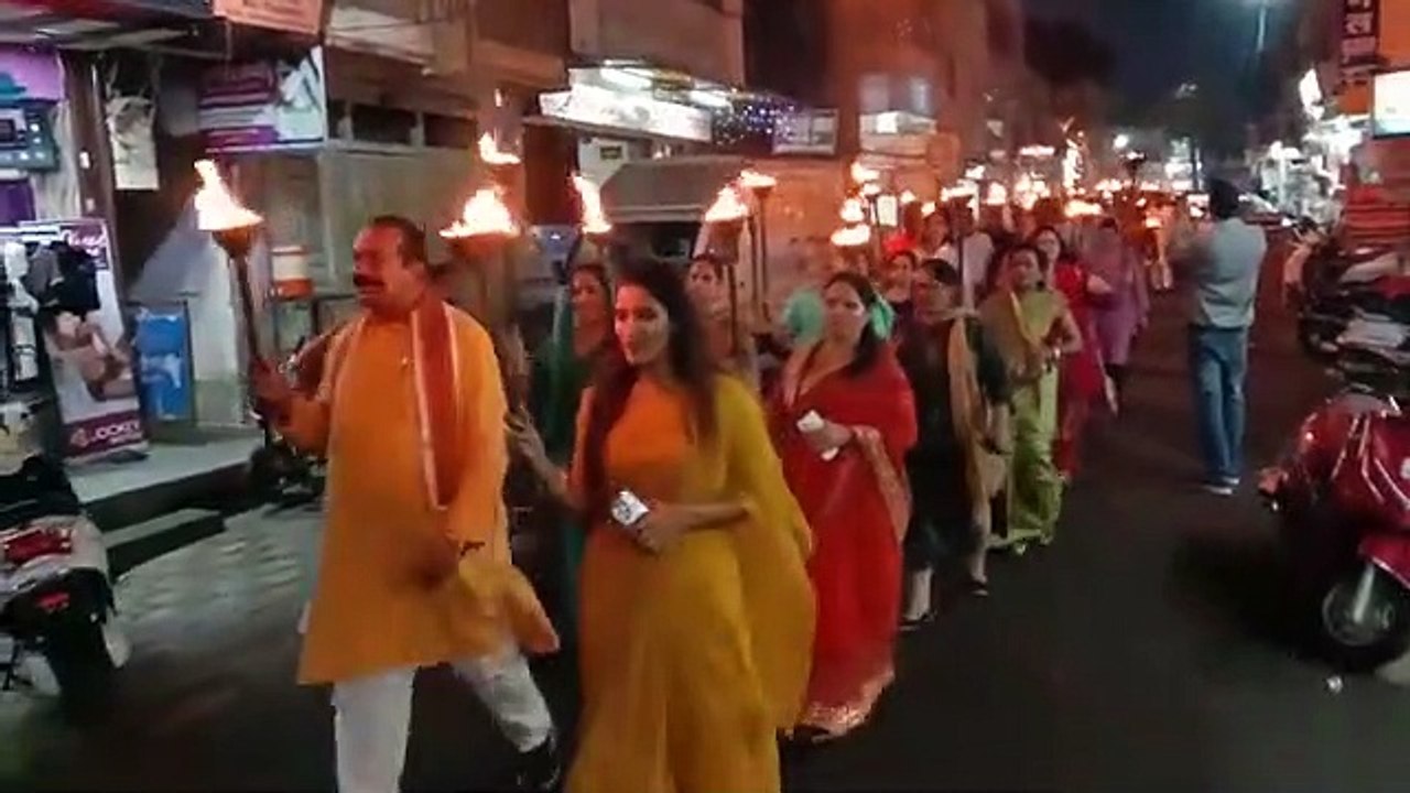 रिमझिम फुआरों के बीच नपा ने मशाल रैली निकाल दिया स्वच्छता का संदेश