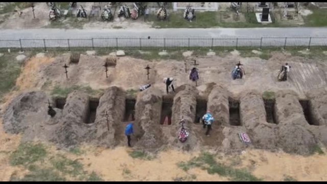 Un anno fa l'orrore di Bucha, Zelensky ricorda le vittime