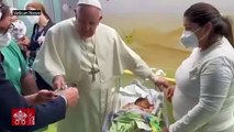 El Papa Francisco reaparece bautizando a un recién nacido tras tres días ingresado por bronquitis