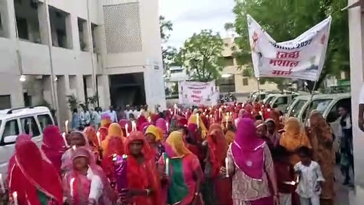 सफाई महत्ता समझाने कैंडिल लेकर निकले