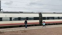 Imagen de los pasajeros camino de Madrid afectados por el colapso en Chamartín