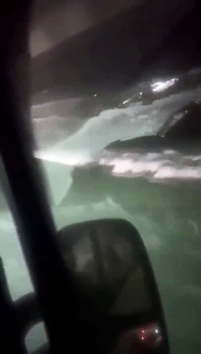 Ce conducteur idiot pense pouvoir traverser une route inondée... raté