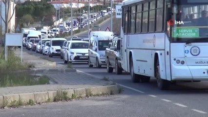 Muğla'da trafik tıkandı, uzun kuyruk oluştu