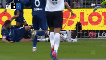 BUT - Randal Kolo Muani provoque un penalty et le transforme !