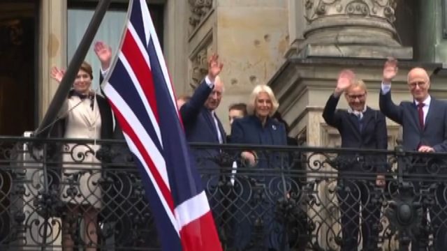 La folla saluta Re Carlo III sul balcone del municipio di Amburgo
