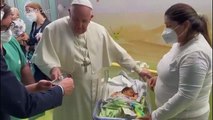 Papa Francisco bautiza un bebé en el hospital donde está internado
