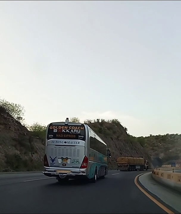 کلرکہار جتنا خوبصورت علاقہ ہے اتنا ہی کلرکہار کا سفر خطرناک بھی ہے ۔