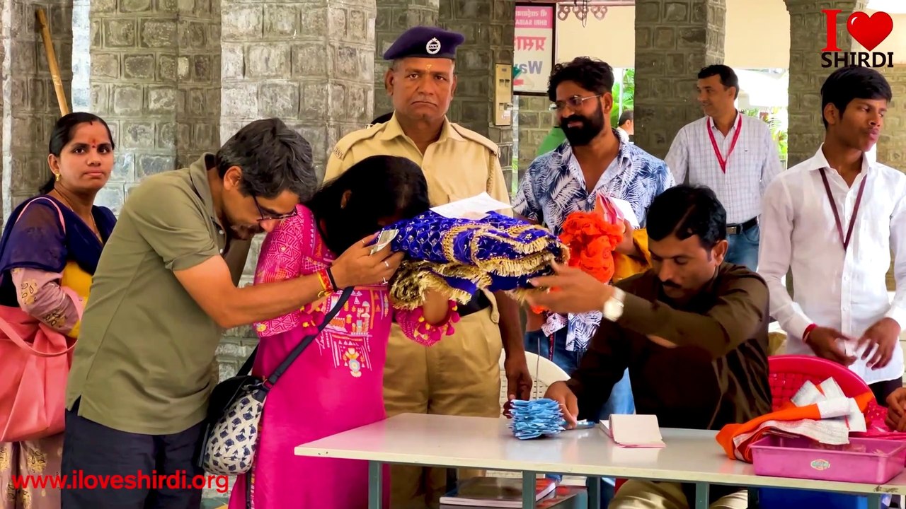 Process of giving clothes to Sai Baba | शिरडी साई बाबा कैसे चढाये वस्त्र | donating clothes to Sai  | Method of donating clothes to Sai  baba | shirdi Sai baba | I LOVE SHIRDI