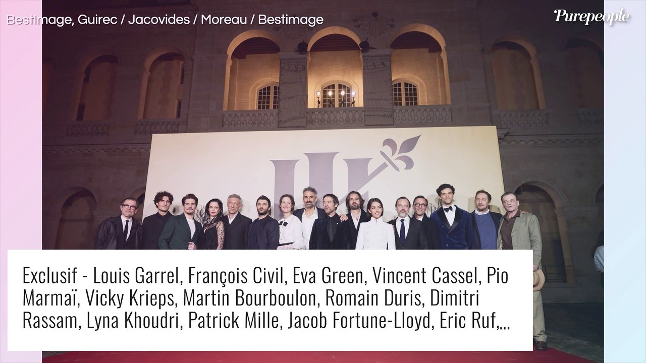 Eva Green ensorcelante en petite tenue noire et cape brodée face aux Mousquetaires